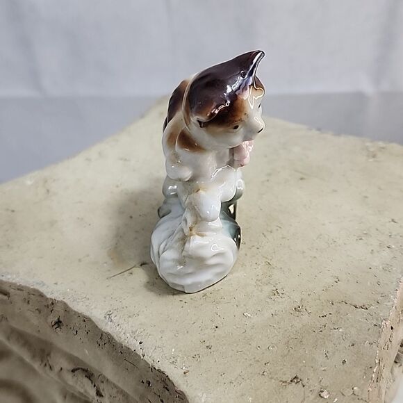 Vintage Cat Figurine with Flowers made in Japan - Picture 6 of 8